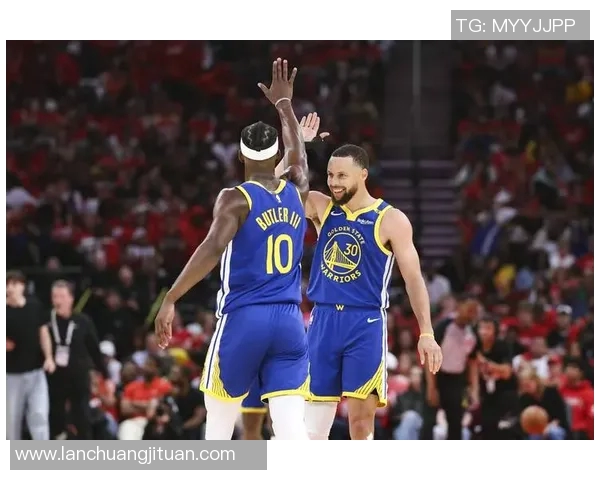 足球明星与NBA球员同框合影展现体育魅力与友谊的精彩瞬间 足球明星与NBA球员同框合影展现体育魅力与友谊的精彩瞬间