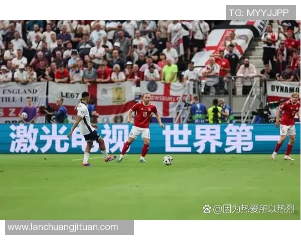 足球明星街头偶遇粉丝引发热议瞬间曝光引发媒体关注